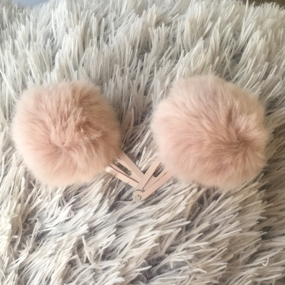 FLUFFY PINK POMPOM BALL HAIR CLIP